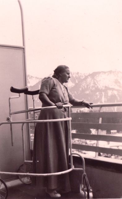 Elfrida, op weg naar Zwitserland, om haar vers gepatenteerde ski-ongevallenhulpstuk te gaan demonstreren.